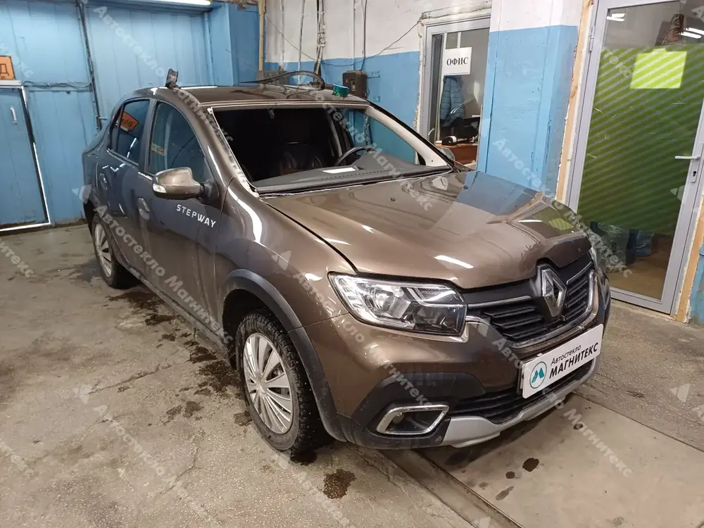 Renault Logan Stepway без лобового стекла в сервисе